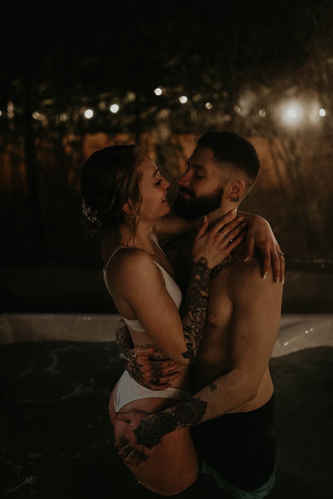 Bride and groom kissing in the hot tub at cozy cabin in Mount Rainier