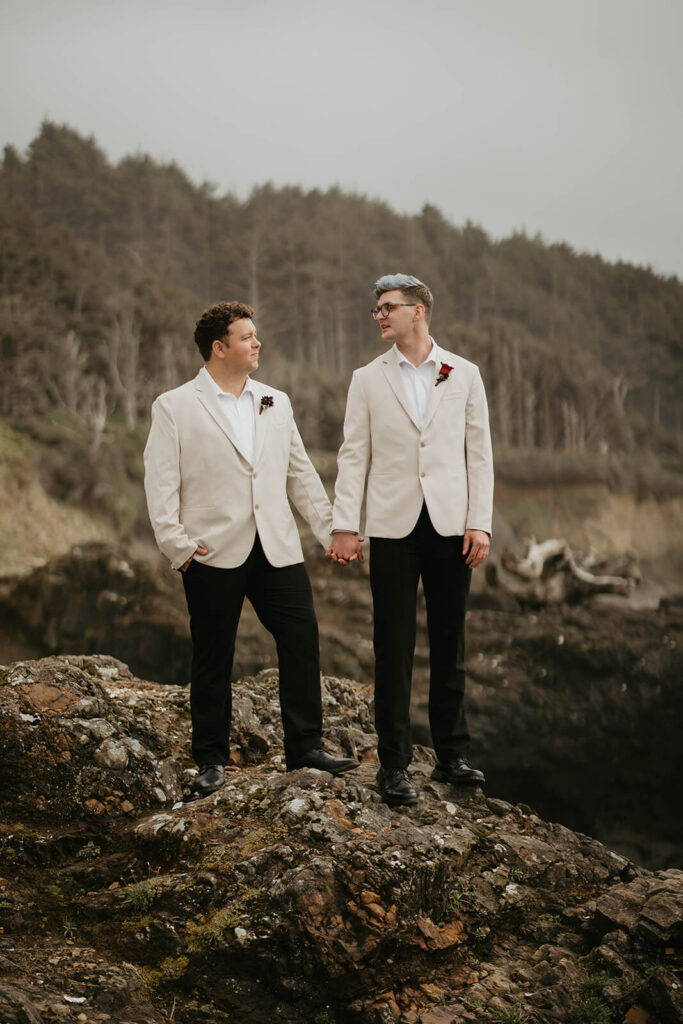 Sunset elopement portraits at the rocky cliffs on the Oregon Coast