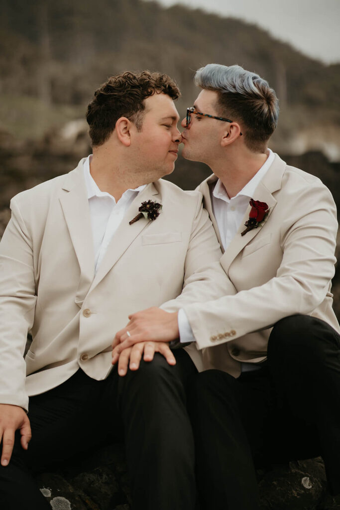 Sunset elopement portraits at the rocky cliffs on the Oregon Coast