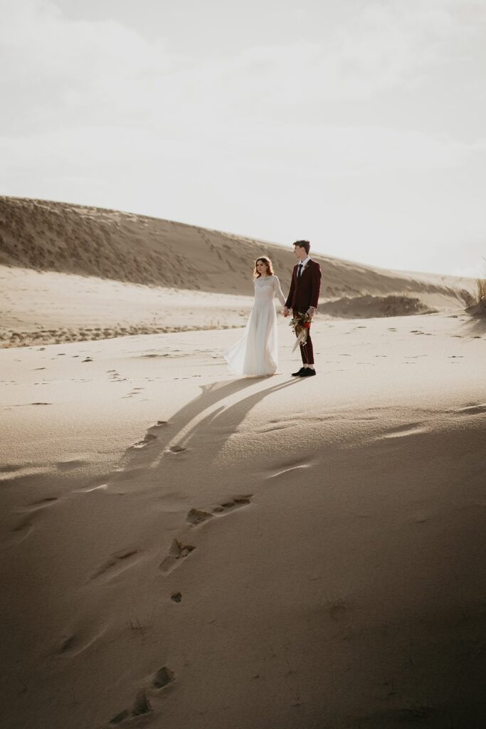 Bride and groom elopement photos on the sand dunes in Oregon