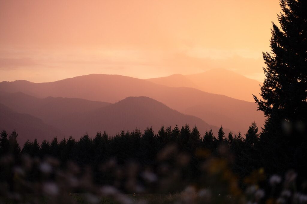 Sun setting over the mountains at Gorge Crest Vineyards wedding