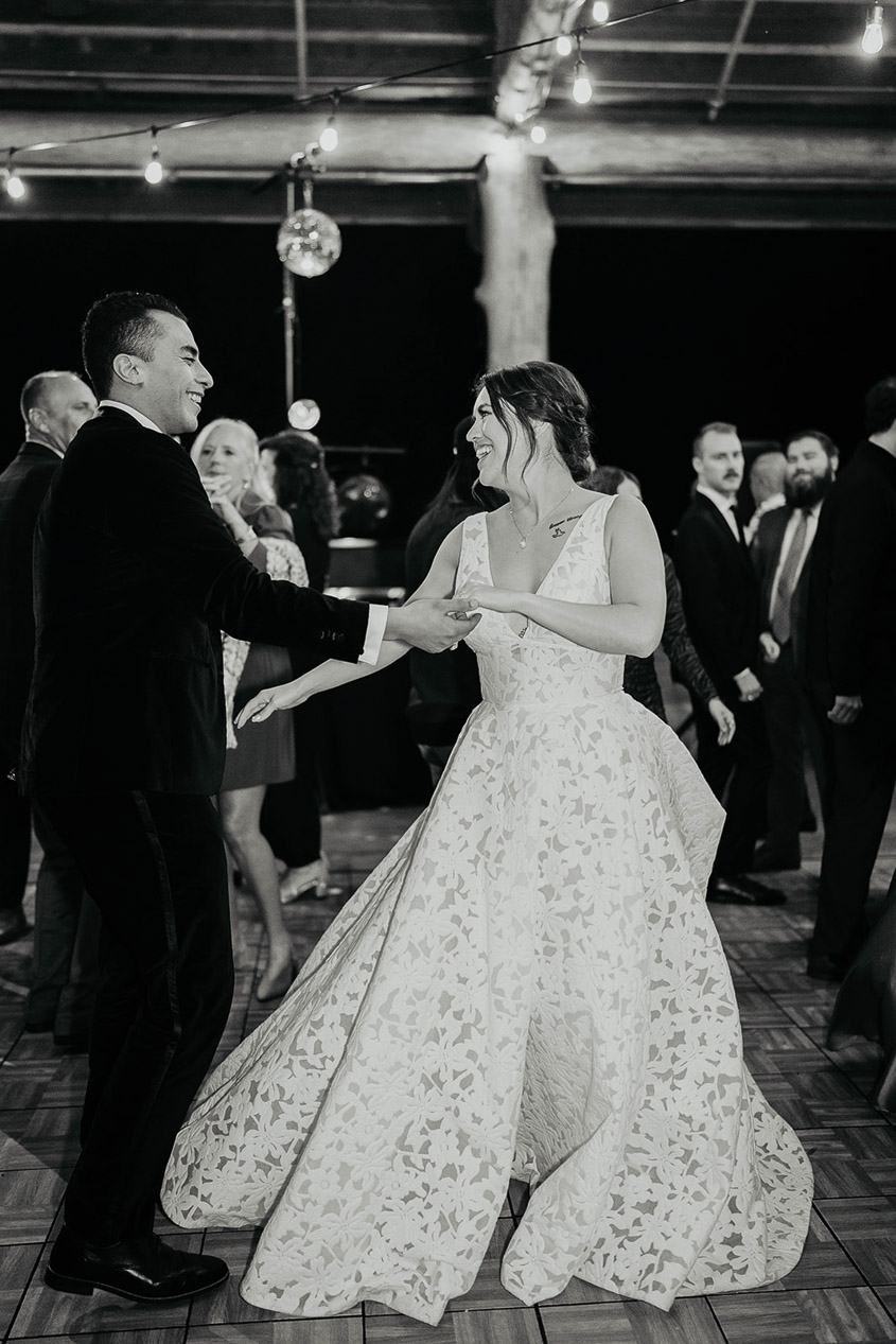 the newlyweds and their guests dancing on the dancfloor. 