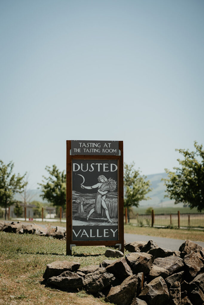 the Dusted Valley welcome sign. 