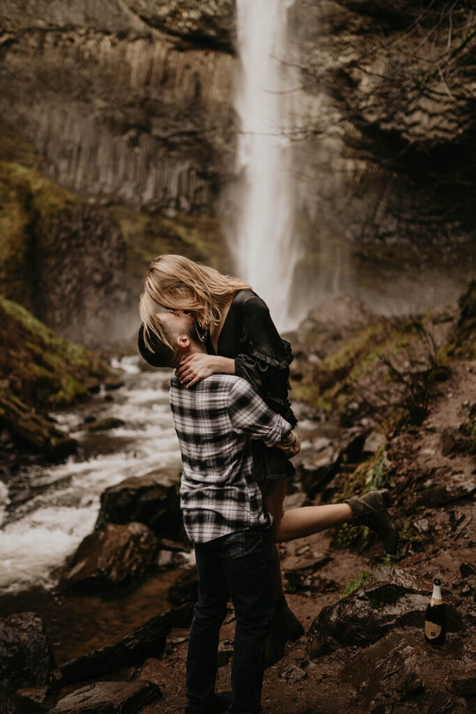 Kissing couple photos in front of Latourell Falls
