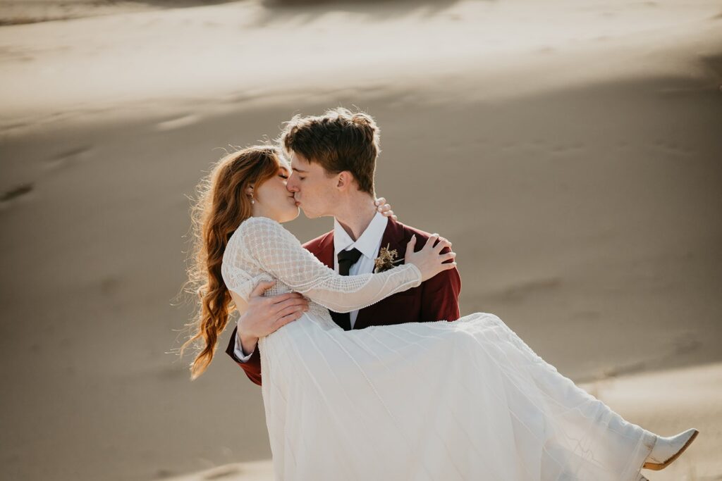 Bride and groom kiss during their Oregon sand dunes elopement