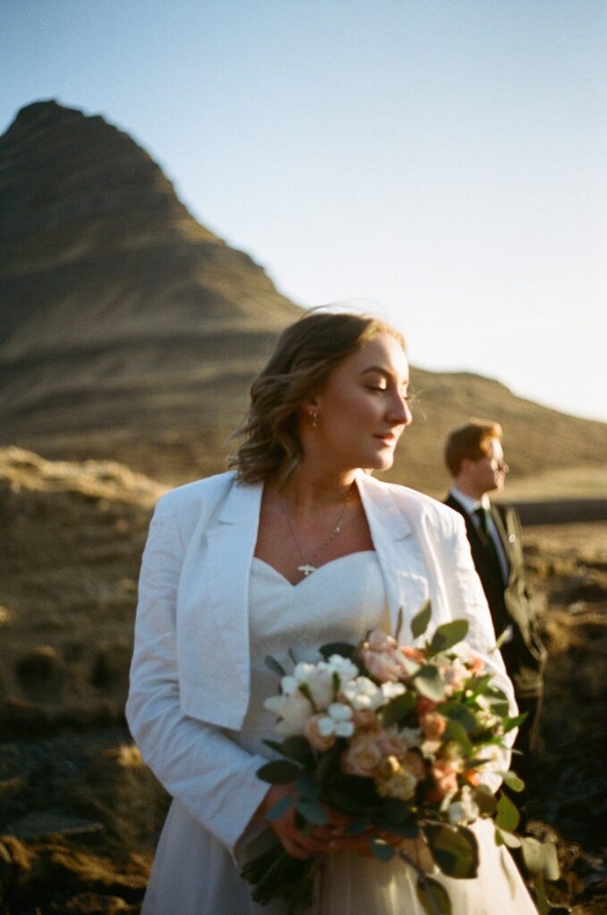 Wedding photos with bride and groom in Iceland