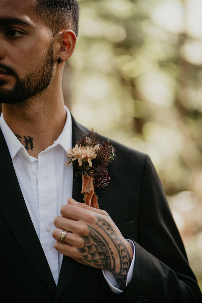 A close up on the groom's boutonniere. 